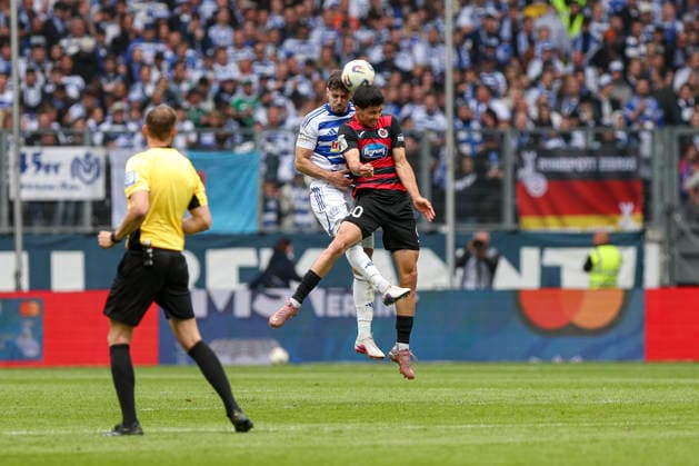 16 05 2026, GER, Football, Men, 3 Liga, Season 2025 2026, MSV Duisburg Viktoria Köln Tobias Fleckstein MSV Duisburg and Jakob Sachse Viktoria Köln in the battle for the ball Duisburg schauinsland reisen Arena Nordrhein Westfalen Germany Copyright: xAdrianxSchlüterx
