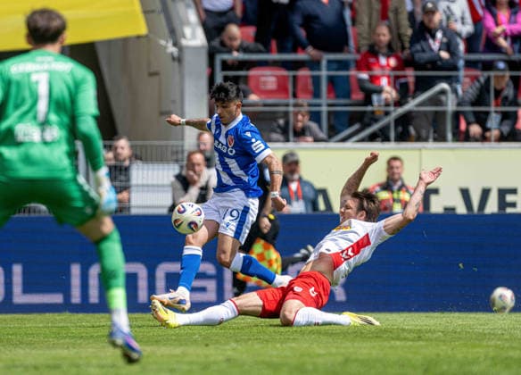 Soccer, Men, Season 2025 2026, 3 Liga 38 Matchday , SSV Jahn Regensburg FC Energie Cottbus, f l Goalkeeper Felix Gebhardt Regensburg , Jannis Boziaris Energie Cottbus , Felix Strauss Regensburg , 16 05 2026, Copyright: xSebastianxRäppold MatthiasxKochx
