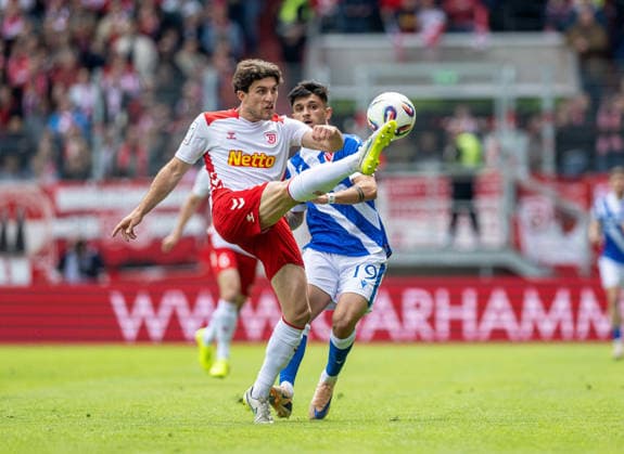 Soccer, Men, Season 2025 2026, 3 Liga 38 Matchday , SSV Jahn Regensburg FC Energie Cottbus, v l Benedikt Bauer Regensburg , Jannis Boziaris Energie Cottbus , 16 05 2026, Copyright: xSebastianxRäppold MatthiasxKochx