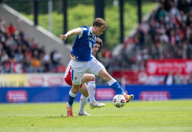 Soccer, Men, Season 2025 2026, 3 Liga 38 Matchday , SSV Jahn Regensburg FC Energie Cottbus, v l Benedikt Bauer Regensburg , Moritz Hannemann Energie Cottbus , 16 05 2026, Copyright: xSebastianxRäppold MatthiasxKochx