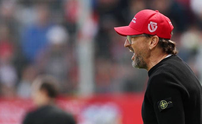 Wollitz Claus-Dieter Trainer Cottbus . Jahn Regensburg-Energie Cottbus , Fußball , 3.Liga , in dem JahnStadion, in Regensburg , Bayern , Deutschland. Mai 16 , 2026 . Photo by: Davide Elias IPA Photo Pressefoto DENL Copyright: xDavidexEliasx