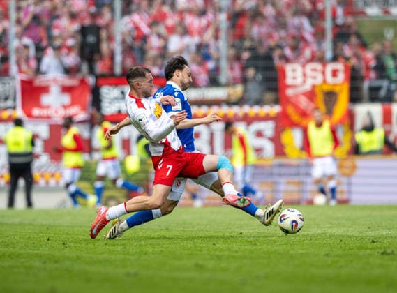 Fussball, Herren, Saison 2025 2026, 3. Liga (38. Spieltag), SSV Jahn Regensburg - FC Energie Cottbus, v.l. Oscar Schönfelder (Regensburg), Simon Straudi (Energie Cottbus), 16.05. 2026, *** Soccer, Men, Season 2025 2026, 3 Liga 38 Matchday , SSV Jahn Regensburg FC Energie Cottbus, v l Oscar Schönfelder Regensburg , Simon Straudi Energie Cottbus , 16 05 2026, Copyright: xSebastianxRäppold MatthiasxKochx