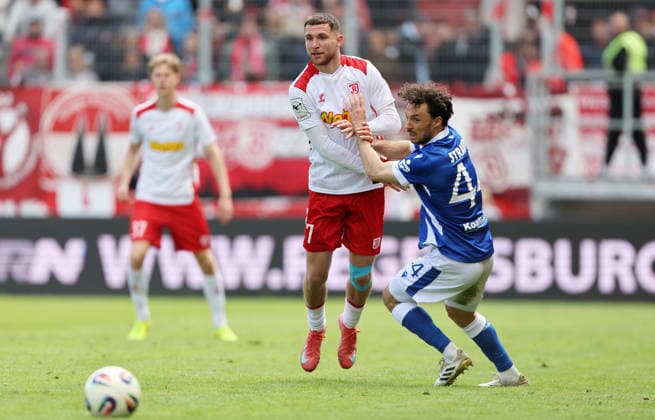 Schönfelder Oscar - Straudi Simon , Jahn Regensburg-Energie Cottbus , Fußball , 3.Liga , in dem JahnStadion, in Regensburg , Bayern , Deutschland. Mai 16 , 2026 . Photo by: Davide Elias IPA Photo Pressefoto DENL Copyright: xDavidexEliasx
