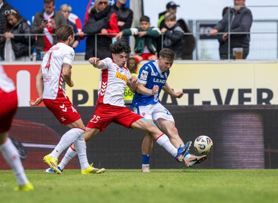 Soccer, Men, Season 2025 2026, 3 Liga 38 Matchday , SSV Jahn Regensburg FC Energie Cottbus, f l Felix Strauss Regensburg , Nicolas Oliveira Regensburg , Axel Borgmann Energie Cottbus , 16 05 2026, Copyright: xSebastianxRäppold MatthiasxKochx