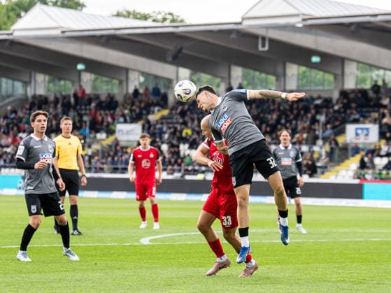 Niklas Koelle SSV Ulm 1846, 32 wins the header duel against Tobias Kraulich Rot Weiss Essen, 33 , GER, SSV Ulm 1846 vs Rot Weiss Essen, Football, 3 Liga, Season 2025 2026, 16 05 2026, DFB DFL regulations prohibit any use of photographs as image sequences and or quasi video GER, SSV Ulm 1846 vs Rot Weiss Essen, Football, 3 Liga, Season 2025 2026, 16 05 2026 Ulm Copyright: xMichaelxSchmidt Eibner-Pressefotx EP_MST
