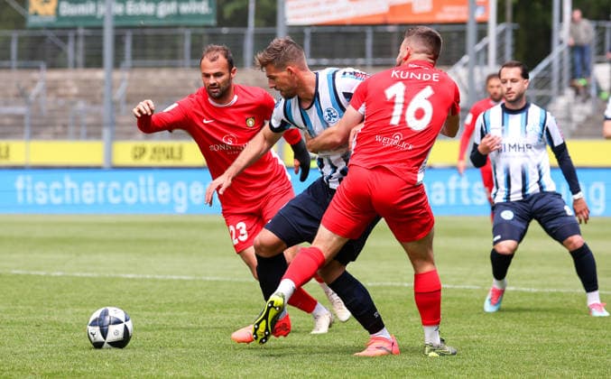 16 05 2026, Germany, Stuttgart, Soccer Regionalliga Südwest, SV Stuttgarter Kickers vs SG Sonnenhof Großaspach, f l Fabian Eisele SG , David Braig Kickers , Marius Kunde SG