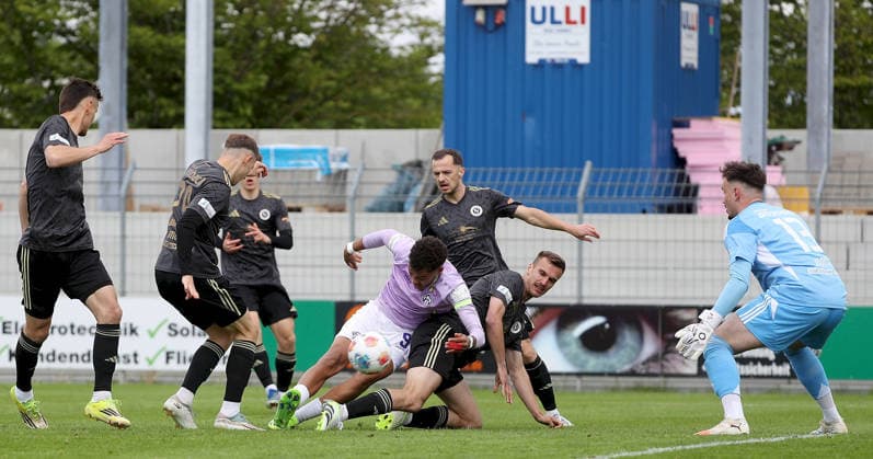 16 05 2026, xfsx, Herren, Fußball, Saison 2025 2026, Regionalliga Bayern, 34 Spieltag SpVgg Ansbach 09 FC Wuerzburger Kickers v li Jermain Nischalke FC Wuerzburger Kickers erzielt das Tor zum 1 1, scores the goal 1 1, Jan Mottl SpVgg Ansbach 09 Ansbach Xaver Bertsch Sportpark Bayern Germany