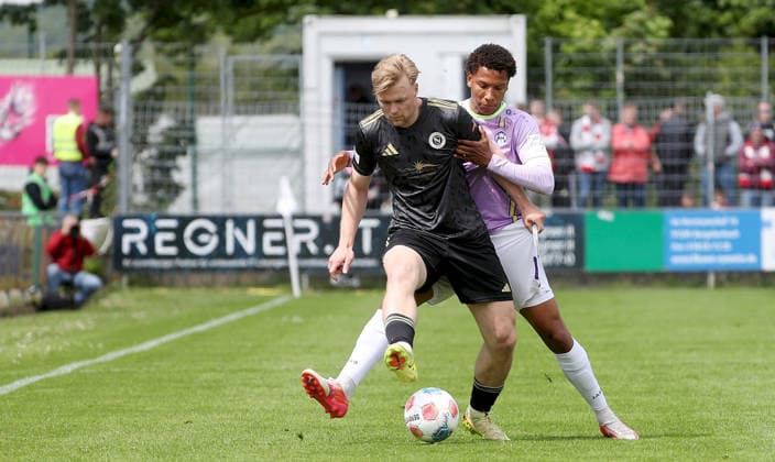 16 05 2026, xfsx, Men, Soccer, Season 2025 2026, Regionalliga Bayern, 34 Matchday SpVgg Ansbach 09 FC Wuerzburger Kickers v li Niklas Seefried SpVgg Ansbach 09 , Liam Omore FC Wuerzburger Kickers Ansbach Xaver Bertsch Sportpark Bayern Germany