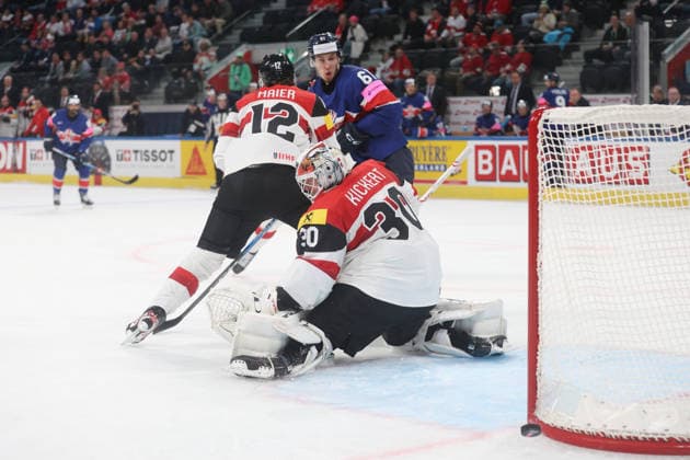Ice Hockey World Championship 2026 AUT GBR David Maier against Logan Neilson in front of goaltender David Kickert 16 05 2026 Swiss Life Arena Zuerich , SWITZERLAND, Men IIHF Ice Hockey World Championship Zurich 2026 Group Austria Great David Maier li,Austria against Logan Neilson Great Britain in front of goaltender David Kickert Austria