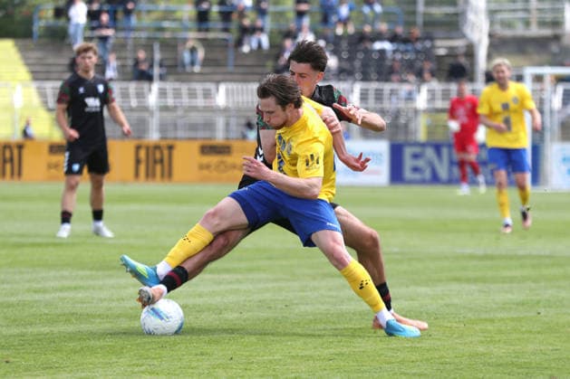 Soccer Regionalliga Nordost 1 FC Lok Leipzig 1 FC Magdeburg II 16 05 2026 Dorian Cevis 22, Lok Leipzig in front of Felix Vogler 18, 1 FC Magdeburg II on the ball Soccer, Regionalliga Nordost, Season 2025 2026, Matchday 34 1 FC Lok Leipzig vs 1 FC Magdeburg II on 16 05 2026 at Bruno Plache Stadion, Leipzig Copyright: xBEAUTIFULxSPORTS JanxKaeferx