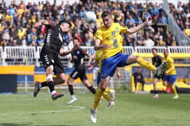 Soccer Regionalliga Nordost 1 FC Lok Leipzig 1 FC Magdeburg II 16 05 2026 Eldin Dzogovic 3, 1 FC Magdeburg II with Alexander Siebeck 14, Lok Leipzig in header duel Soccer, Regionalliga Nordost, Season 2025 2026, Matchday 34 1 FC Lok Leipzig vs 1 FC Magdeburg II on 16 05 2026 at Bruno Plache Stadion, Leipzig Copyright: xBEAUTIFULxSPORTS JanxKaeferx