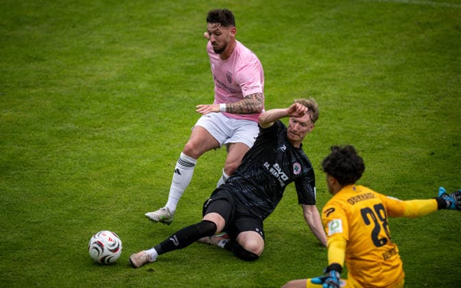 Soccer, Season 2025 2026, Regionalliga West, 16 05 2026, Matchday 34, Men, 1 FC Bocholt pink vs RW Oberhausen black v l Cedric Euschen 1 FC Bocholt , Simon Ludwig RW Oberhausen , Ryan Connor Valentine Goalkeeper RW Oberhausen , Bocholt Stadion am Huenting Nordrhein Westfalen Germany 260516_fb_1fc-bocholt_rw-oberhausen_52237