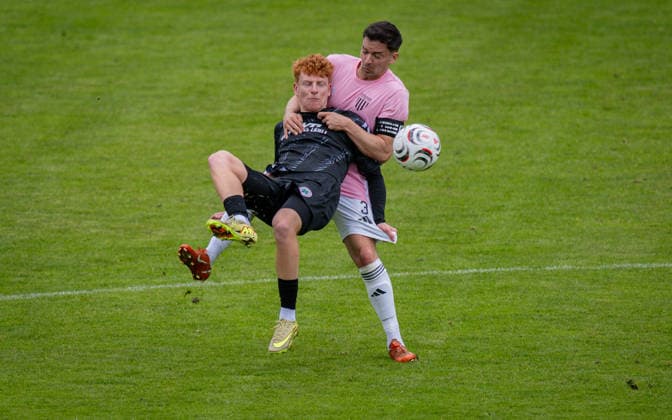 Fussball, Saison 2025 2026, Regionalliga West, 16.05.2026, 34. Spieltag, Herren, 1.FC Bocholt (rosa) vs. RW Oberhausen (schwarz) v.l.: Tim Krohn (RW Oberhausen), Julian Riedel (1.FC Bocholt), Bocholt Stadion am Huenting Nordrhein-Westfalen Deutschland *** Soccer, Season 2025 2026, Regionalliga West, 16 05 2026, Matchday 34, Men, 1 FC Bocholt pink vs RW Oberhausen black v l Tim Krohn RW Oberhausen , Julian Riedel 1 FC Bocholt , Bocholt Stadion am Huenting Nordrhein Westfalen Germany 260516_fb_1fc-bocholt_rw-oberhausen_52243