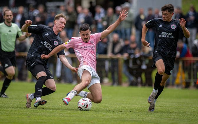 Soccer, Season 2025 2026, Regionalliga West, 16 05 2026, Matchday 34, Men, 1 FC Bocholt pink vs RW Oberhausen black f l Simon Ludwig RW Oberhausen , Marvin Lorch 1 FC Bocholt , Lucas Halangk RW Oberhausen , Bocholt Stadion am Huenting Nordrhein Westfalen Germany 260516_fb_1fc-bocholt_rw-oberhausen_52260