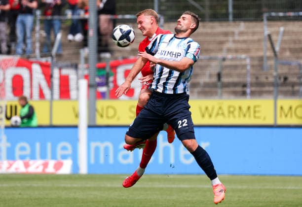 16 05 2026, Germany, Stuttgart, Soccer Regionalliga Südwest, SV Stuttgarter Kickers vs SG Sonnenhof Großaspach, f l Luka Janes SG , David Braig Kickers