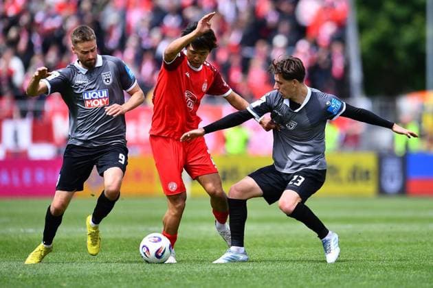 SSV Ulm 1846 Rot Weiss Essen FOR EDITORIAL PURPOSES ONLY EDITORIAL USE ONLY p Soccer 3 Liga 38 Matchday SSV Ulm 1846 Rot Weiss Essen on 15 05 2026 at Donaustadion in Ulm Lucas Röser SSV Ulm 1848 , left Kaito Mizuta Rot Weiss Essen , center Max Brandt SSV Ulm 1848 , right Germany Baden Württemberg Ulm Copyright ThorstenxTillmann Copyright: ThorstenxTillmann doc85vd94ik46tvqbd0qp2 ,EDITORIAL USE ONLY Copyright: ThorstenxTillmann