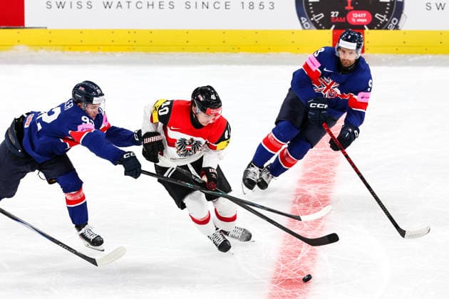 Ice hockey, Eishockey - IIHF WC 2026 ZURICH,SWITZERLAND,16.MAY.26 - ICE HOCKEY - IIHF Ice Hockey World Championship, WM, Weltmeisterschaft 2026, group stage, Austria vs Great Britain. Image shows Josh Waller (GBR), Tim Harnisch (AUT) and Brett Perlini (GBR).  GEPAxpictures xMaticxKlansek