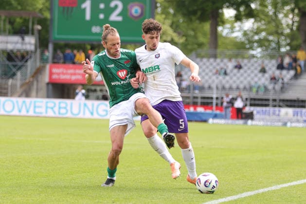 16 05 2026, Football, Men, Third League, 38 Matchday 3 League Season 2025 2026 FC Schweinfurt 05 FC Erzgebirge Aue From left Kristian Böhnlein FC Schweinfurt 05, 13 vs Luan Simnica Erzgebirge Aue, 05 Schweinfurt Riedel Bau Arena im Sachs Stadio Bayern Unterfranken Germany