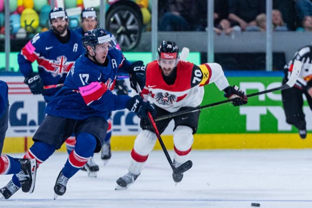 ZURICH, SWITZERLAND - MAY 16: Mark Richardson (Great Britain, 17) in the battle for the puck with Benjamin Nissner (Austria, 70) during the Preliminary Round - Group A Match 5 between Great Britain and Austria at the IIHF Ice hockey, Eishockey World Championship, WM, Weltmeisterschaft 2026, Swiss Life Arena on May 16, 2026 in Zurich, Switzerland. Zurich Switzerland Copyright: xTimoxSteinx