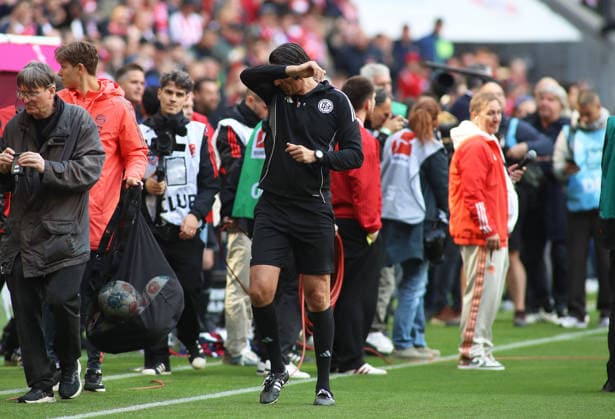 Football, Men, Bundesliga, Season 2025 2026, FC Bayern Munich 1 FC Cologne, Allianz Arena Deniz Aytekin at his last match as referee, sad, tears, crying, emotion, hand in face DFB, DFL regulations prohibit any use of photographs as image sequences and or quasi video