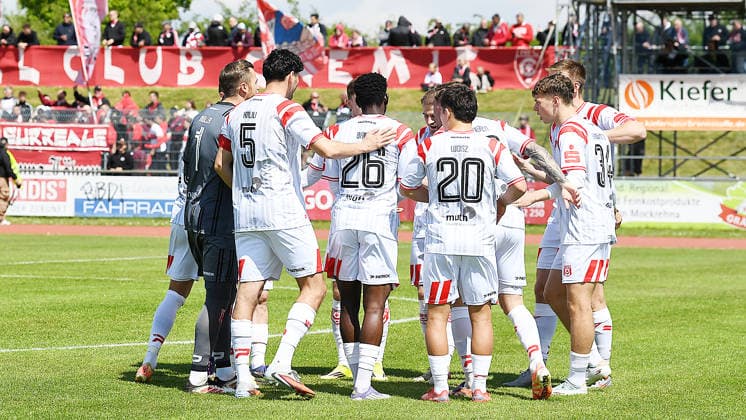 Soccer Regionalliga Nordost, Season 2025 2026, Matchday 34, FC Eilenburg vs Hallescher FC 16 05 2026 Player circle Hallescher before the match Eilenburg vs Halle 16 05 2026 Eilenburg Saxony Germany Ilburg Stadium