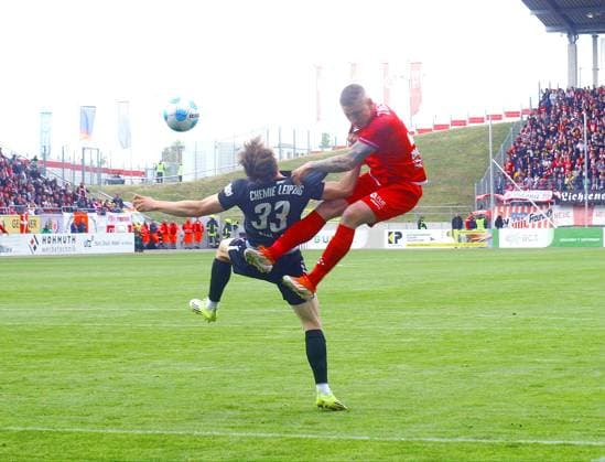 Marc-Philipp Zimmermann (Zwickau, rechts) im Kopfballduell mit Julian Bell (Leipzig) Fußball Regionalliga Nordost 2025 26 FSV Zwickau - Chemie Leipzig am 16.5.2026 FSV Zwickau - Chemie Leipzig *** Marc Philipp Zimmermann Zwickau, right in a header duel with Julian Bell Leipzig Football Regionalliga Nordost 2025 26 FSV Zwickau Chemie Leipzig on 16 5 2026 FSV Zwickau Chemie Leipzig