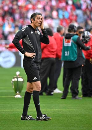 Emotion Traenen Schiedsrichter Referee Deniz Aytekin weint vor seinem letzten Bundesligaspiel Verabschiedung FC Bayern Muenchen FCB vs 1. FC Koeln 16.05.2026 DFL REGULATIONS PROHIBIT ANY USE OF PHOTOGRAPHS AS IMAGE SEQUENCES AND OR QUASI-VIDEO FC Bayern Muenchen FCB vs 1. FC Koeln *** Emotion Traenen Referee Deniz Aytekin cries before his last Bundesliga match Farewell FC Bayern Muenchen FCB vs 1 FC Koeln 16 05 2026 DFL REGULATIONS PROHIBIT ANY USE OF PHOTOGRAPHS AS IMAGE SEQUENCES AND OR QUASI VIDEO FC Bayern Muenchen FCB vs 1 FC Koeln