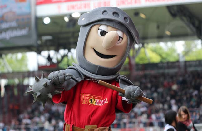 Maskottchen Ritter Keule mit neuem Kostüm facelifting Aktion Oberkörper Fußball Fussball Bundesliga Herren DFL 34.Spieltag Saison 2025 2026 16.05.2026 1.FC Union Berlin FCU vs. FC Augsburg FCA DFL regulations prohibit any use of photographs as image sequences and or quasi-video. *** Mascot knight club with new costume facelifting action upper body sports football soccer Bundesliga men DFL 34 matchday season 2025 2026 16 05 2026 1 FC Union Berlin FCU vs FC Augsburg FCA DFL regulations prohibit any use of photographs as image sequences and or quasi video