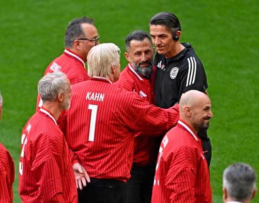 16 05 2026, Soccer Bundesliga 2025 2026, Matchday 34, FC Bayern Munich 1 FC Cologne, in the Allianz Arena Munich, Referee Deniz Aytekin Oberasbach ends his refereeing career, Hasan Salihamidzic and Oliver Kahn both Bayern Munich celebrate the referee, DFL and DFB regulations prohibit any use of photographs as image sequences and or quasi video