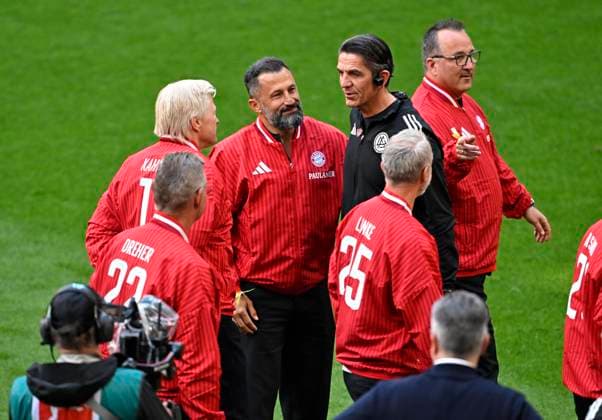 16.05.2026, Fussball Bundesliga 2025 2026, 34.Spieltag, FC Bayern München - 1.FC Köln, in der Allianz-Arena München, Schiedsrichter Deniz Aytekin Oberasbach) beendet seine Schiedsrichter Karriere, Hasan Salihamidzic und Oliver Kahn (beide Bayern München) feiern den Schiedsrichter, ***DFL and DFB regulations prohibit any use of photographs as image sequences and or quasi-video.*** *** 16 05 2026, Soccer Bundesliga 2025 2026, Matchday 34, FC Bayern Munich 1 FC Cologne, in the Allianz Arena Munich, Referee Deniz Aytekin Oberasbach ends his refereeing career, Hasan Salihamidzic and Oliver Kahn both Bayern Munich celebrate the referee, DFL and DFB regulations prohibit any use of photographs as image sequences and or quasi video