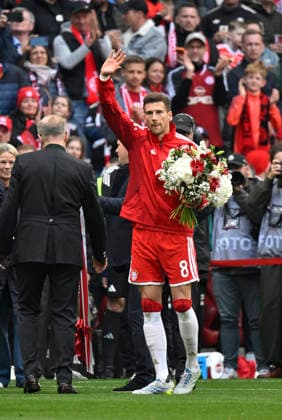before the start of the match farewell Leon Goretzka FC Bayern Muenchen FCB 08 flowers bouquet gesture gesture FC Bayern Muenchen FCB vs 1 FC Koeln 16 05 2026 DFL REGULATIONS PROHIBIT ANY USE OF PHOTOGRAPHS AS IMAGE SEQUENCES AND OR QUASI VIDEO FC Bayern Muenchen FCB vs 1 FC Koeln