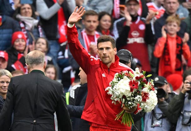before the start of the match farewell Leon Goretzka FC Bayern Muenchen FCB 08 flowers bouquet gesture gesture FC Bayern Muenchen FCB vs 1 FC Koeln 16 05 2026 DFL REGULATIONS PROHIBIT ANY USE OF PHOTOGRAPHS AS IMAGE SEQUENCES AND OR QUASI VIDEO FC Bayern Muenchen FCB vs 1 FC Koeln