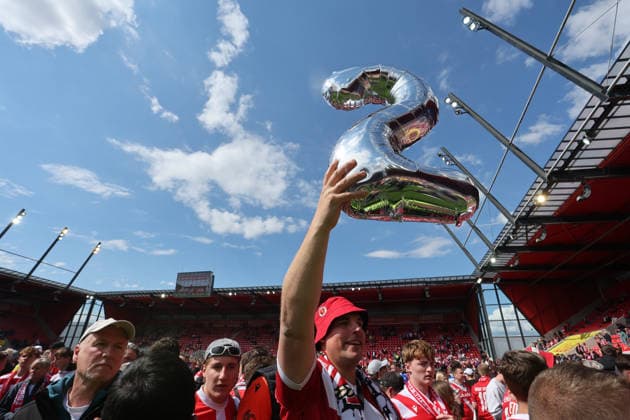 Cottbus steigt in die 2. Bundesliga auf. Jahn Regensburg-Energie Cottbus , Fußball , 3.Liga , in dem JahnStadion, in Regensburg , Bayern , Deutschland. Mai 16 , 2026 . Photo by: Davide Elias IPA Photo Pressefoto DENL Copyright: xDavidexEliasx