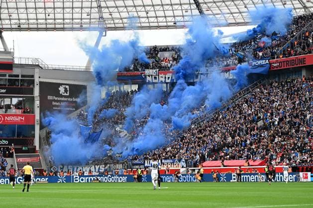 Fans Hamburger SV Fans mit Pyrotechnik waehrend des Spiels der Bundesliga zwischen Bayer 04 Leverkusen und dem Hamburger SV, BayArena am 16. May 2026 in Leverkusen, Deutschland. (Foto von Ralf Treese DeFodi Images) +++ Fans Hamburger SV supporters use pyrotechnics during the Bundesliga match between Bayer 04 Leverkusen and Hamburger SV at BayArena on May 16, 2026 in Leverkusen, Germany. (Photo by Ralf Treese DeFodi Images) DFL regulations prohibit any use of photographs as image sequences and or quasi-video. (Photo by Ralf Treese DeFodi Images) - *** Fans Hamburger SV fans using pyrotechnics during the Bundesliga match between Bayer 04 Leverkusen and Hamburger SV, BayArena on May 16, 2026 in Leverkusen, Germany Photo by Ralf Treese DeFodi Images Fans Hamburger SV supporters use pyrotechnics during the Bundesliga match between Bayer 04 Leverkusen and Hamburger SV at BayArena on May 16, 2026 in Leverkusen, Germany Photo by Ralf Treese DeFodi Images DFL regulations prohibit any use of photographs as image sequences and or quasi video Photo by Ralf Treese DeFodi Images
