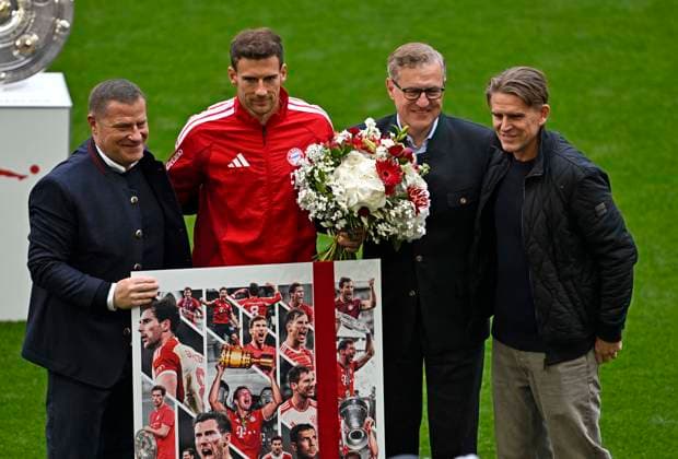 16 05 2026, Soccer Bundesliga 2025 2026, Matchday 34, FC Bayern Munich 1 FC Cologne, at the Allianz Arena Munich, Leon Goretzka FC Bayern Munich says goodbye, from left
