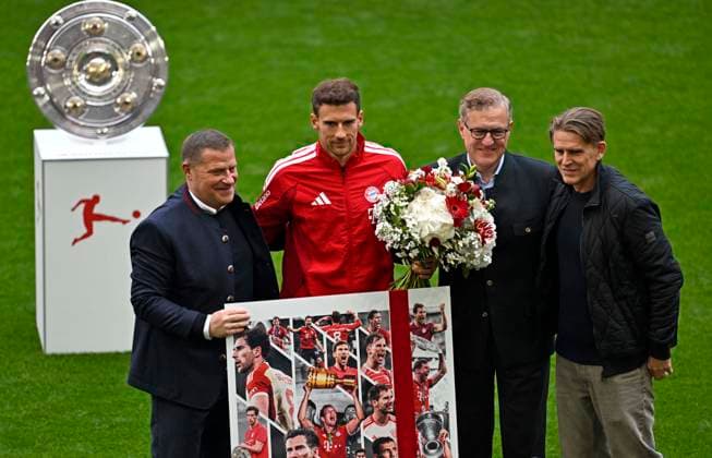 16 05 2026, Soccer Bundesliga 2025 2026, Matchday 34, FC Bayern Munich 1 FC Cologne, at the Allianz Arena Munich, Leon Goretzka FC Bayern Munich says goodbye, from left