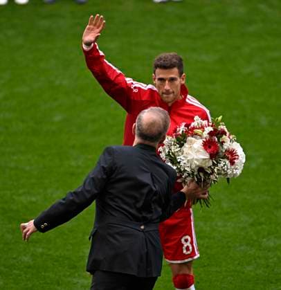 16 05 2026, Fußball Bundesliga 2025 2026, 34 Spieltag, FC Bayern München 1 FC Köln, in der Allianz Arena München, Leon Goretzka FC Bayern München verabschiedet sich, DFL and DFB regulations prohibit any use of photographs as image sequences and or quasi video