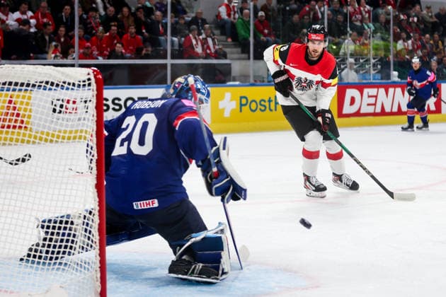 Ice hockey, Eishockey - IIHF WC 2026 ZURICH,SWITZERLAND,16.MAY.26 - ICE HOCKEY - IIHF Ice Hockey World Championship, WM, Weltmeisterschaft 2026, group stage, Austria vs Great Britain. Image shows Mat Robson (GBR) and Maximilian Rebernig (AUT).  GEPAxpictures xMaticxKlansek