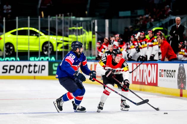 Ice hockey, Eishockey - IIHF WC 2026 ZURICH,SWITZERLAND,16.MAY.26 - ICE HOCKEY - IIHF Ice Hockey World Championship, WM, Weltmeisterschaft 2026, group stage, Austria vs Great Britain. Image shows David Clements (GBR) and Leon Kolarik (AUT).  GEPAxpictures xMaticxKlansek