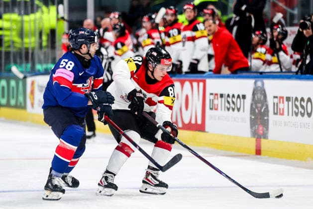 Ice hockey, Eishockey - IIHF WC 2026 ZURICH,SWITZERLAND,16.MAY.26 - ICE HOCKEY - IIHF Ice Hockey World Championship, WM, Weltmeisterschaft 2026, group stage, Austria vs Great Britain. Image shows David Clements (GBR) and Leon Kolarik (AUT).  GEPAxpictures xMaticxKlansek