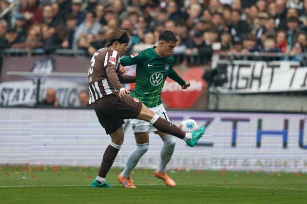 Soccer I Men I Season 2025 2026 I Bundesliga I FC St Pauli VfL Wolfsburg I 16 05 2026 Tomoya Ando 15, FC St Pauli and Adam Daghim 11, VfL Wolfsburg in a duel Hamburg Millerntor Stadium Lower Saxony Germany Copyright: xLobeca CedricxSiefkerx