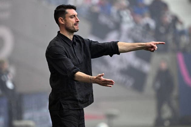 16 05 2026, xjhx, Fussball 1 Bundesliga, Eintracht Frankfurt VfB Stuttgart v l Coach Albert Riera Eintracht Frankfurt gives instructions, gesticulates, gesticulate with arms gives instructions, gesticulate DFL DFB REGULATIONS PROHIBIT ANY USE OF PHOTOGRAPHS as IMAGE SEQUENCES and or QUASI VIDEO Frankfurt am Main