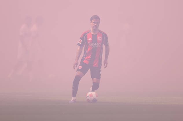 16.05.2026, Fussball Bundesliga, Eintracht Frankfurt - VfB Stuttgart, v.l., Mario Götze (Eintracht Frankfurt) im Rauch DFL DFB REGULATIONS PROHIBIT ANY USE OF PHOTOGRAPHS AS IMAGE SEQUENCES AND OR QUASI-VIDEO. xdcx *** 16 05 2026, Bundesliga, Eintracht Frankfurt VfB Stuttgart, v l , Mario Götze Eintracht Frankfurt im Rauch DFL DFB REGULATIONS PROHIBIT ANY USE OF PHOTOGRAPHS AS IMAGE SEQUENCES AND OR QUASI VIDEO xdcx Copyright: HMBxMedia Claus