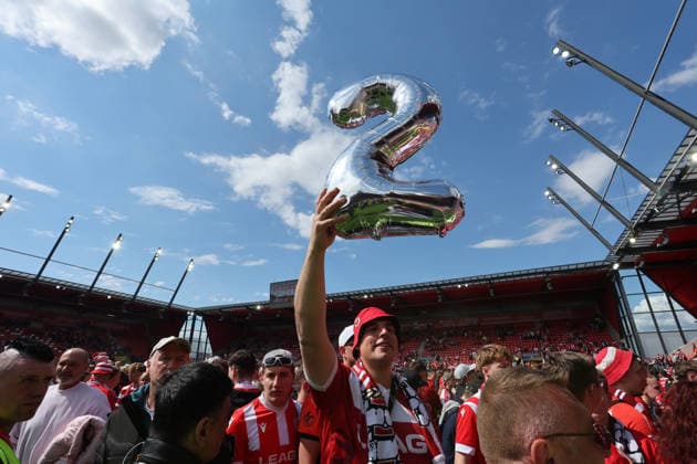 Cottbus steigt in die 2. Bundesliga auf. Jahn Regensburg-Energie Cottbus , Fußball , 3.Liga , in dem JahnStadion, in Regensburg , Bayern , Deutschland. Mai 16 , 2026 . Photo by: Davide Elias IPA Photo Pressefoto DENL Copyright: xDavidexEliasx