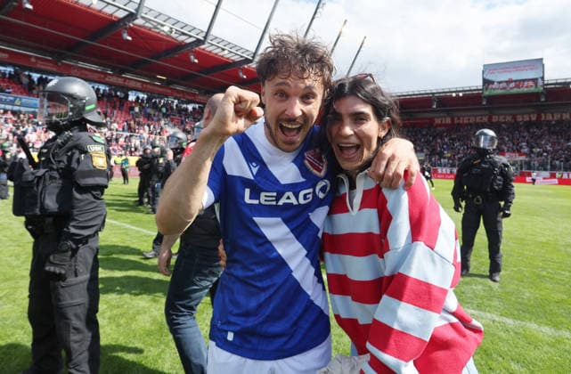 Cottbus steigt in die 2. Bundesliga auf. Straudi Simon mit Freundin , Jahn Regensburg-Energie Cottbus , Fußball , 3.Liga , in dem JahnStadion, in Regensburg , Bayern , Deutschland. Mai 16 , 2026 . Photo by: Davide Elias IPA Photo Pressefoto DENL Copyright: xDavidexEliasx