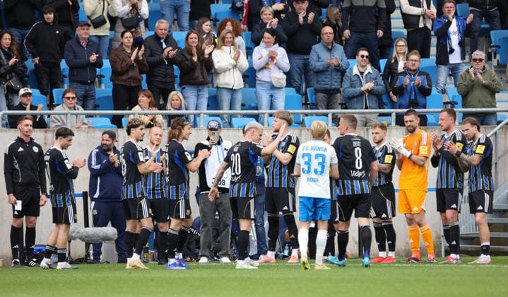 16 05 2026, Soccer, Men, 3 League, Season 2025 2026, 1 FC Saarbrücken FC Hansa Rostock, Manuel Zeitz 1 FC Saarbruecken is substituted, his teammates stand on guard Saarbrücken Ludwigsparkstadion Saarland Germany DEU Copyright: xFabianxKleerx