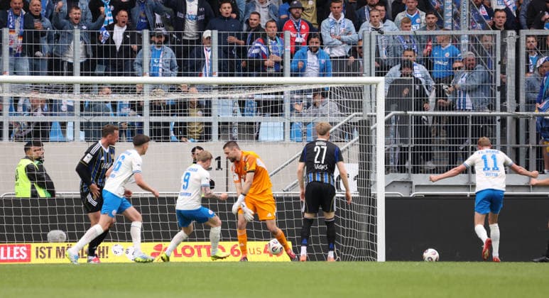 16 05 2026, Soccer, Men, 3 League, Season 2025 2026, 1 FC Saarbrücken FC Hansa Rostock, Emil Holten FC Hansa Rostock scores the goal to 3 4, Goal shot to 3 4 Saarbrücken Ludwigsparkstadion Saarland Germany DEU Copyright: xFabianxKleerx