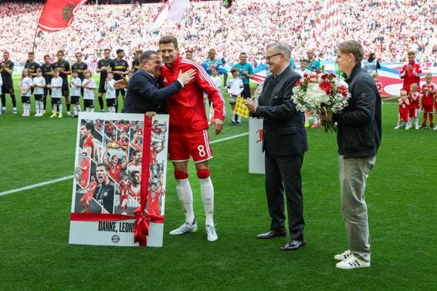 Farewell to Leon Goretzka 8 FC Bayern Muenchen by Chief Sports Officer Max Ebert FC Bayern Muenchen , Chairman of the Board Jan Christian Dreesen FC Bayern Muenchen , Sports Director Christoph Freund FC Bayern Muenchen , FC Bayern Muenchen vs 1 FC Koeln, Football, 1 Bundesliga, 34 Matchday, 16 05 2026 DFL DFB regulations prohibit any use of photographs as image sequences and or quasi video Muenchen Bayern Germany Copyright: xkolbert-press ChristianxKolbertx