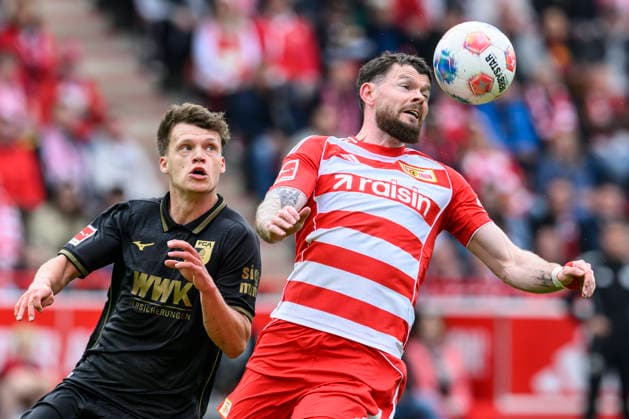 v l Robin Fellhauer FCA, 19 , Oliver Burke 1 FC Union Berlin, 07 , duel, action, fight, fight for the ball, Action, duels, fighting for the ball, GER, Berlin, 1 FC Union Berlin vs FC Augsburg, 1 Bundesliga, Football, DFB, last matchday, Season 2025 2026, Alte Försterei, 16 May 2026, DFB DFL REGULATIONS PROHIBIT ANY USE OF PHOTOGRAPHS AS IMAGE SEQUENCES AND OR QUASI VIDEO, Copyright: HMBxMedia UwexKoch