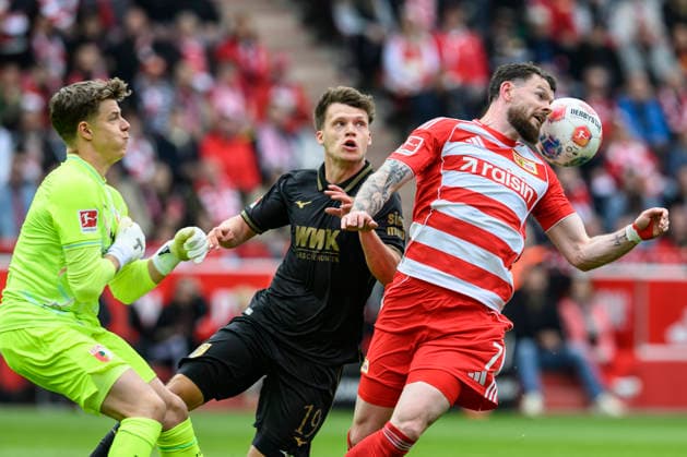 v l Finn Dahmen FCA, 01 , Robin Fellhauer FCA, 19 , Oliver Burke 1 FC Union Berlin, 07 , Zweikampf, Action, Kampf, kaempft um den Ball, Action, duels, fighting for the ball, GER, Berlin, 1 FC Union Berlin vs FC Augsburg, 1 Bundesliga, Football, DFB, last matchday, Season 2025 2026, Alte Försterei, 16 May 2026, DFB DFL REGULATES PROHIBIT ANY USE OF PHOTOGRAPHS AS IMAGE SEQUENCES AND OR QUASI VIDEO, Copyright: HMBxMedia UwexKoch